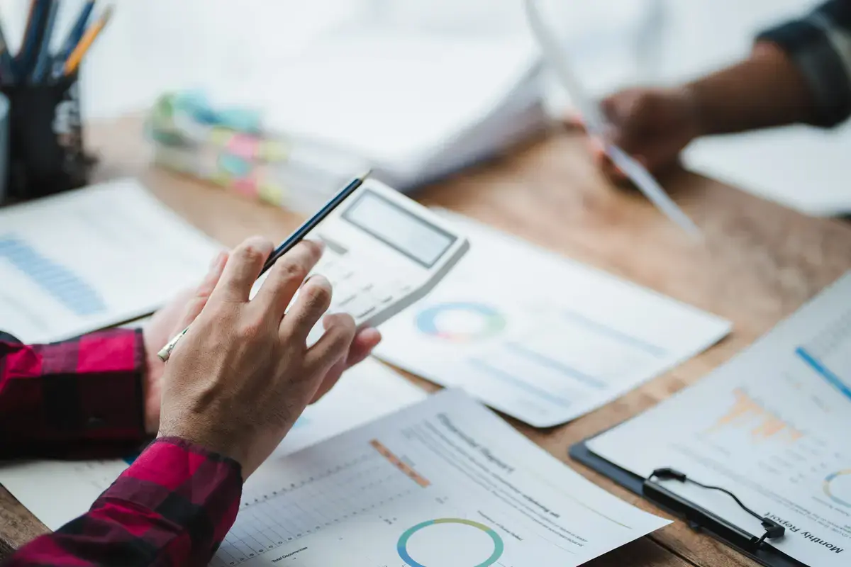 persona calculando el ROAS de una campaña digital
