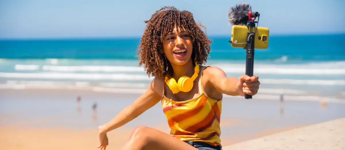 Embajador influencer de marca en la playa grabando