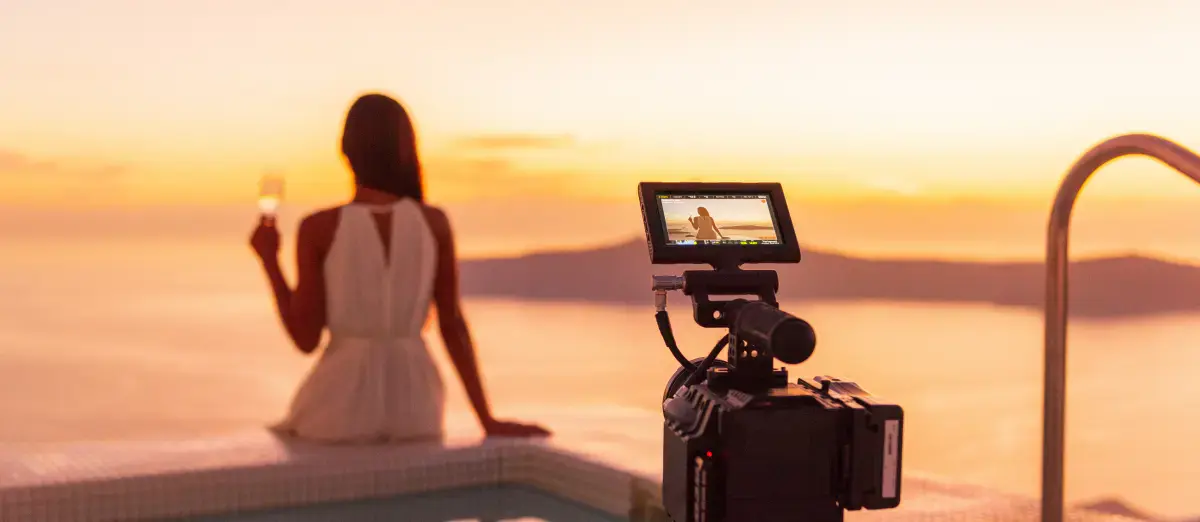 embajadora de marca grabando en un hotel al atardecer