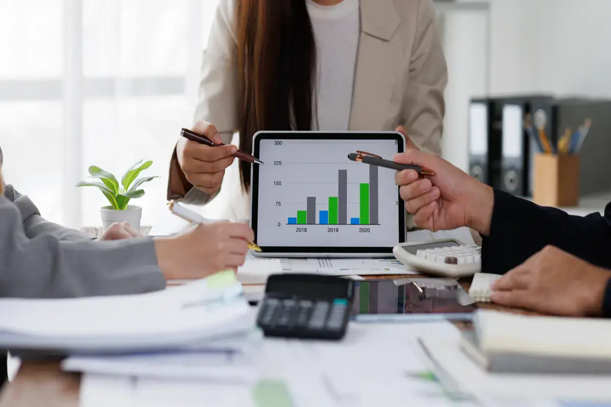 equipo analizando las métricas de una campaña digital