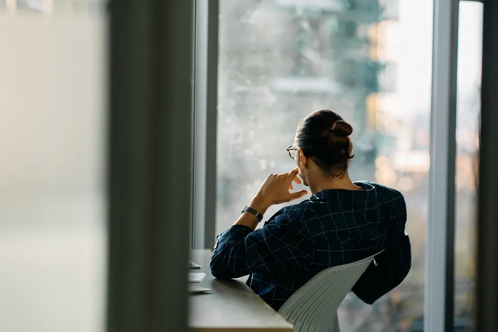 especialista reflexionando en una oficina