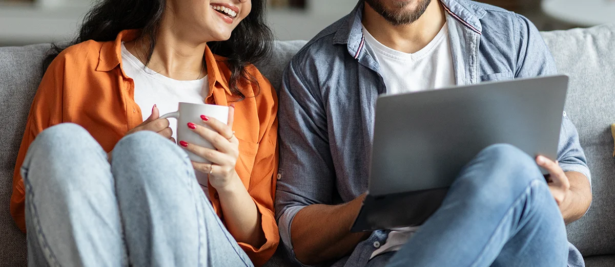 personas de la generación millenial viendo la pantalla de un ordenador