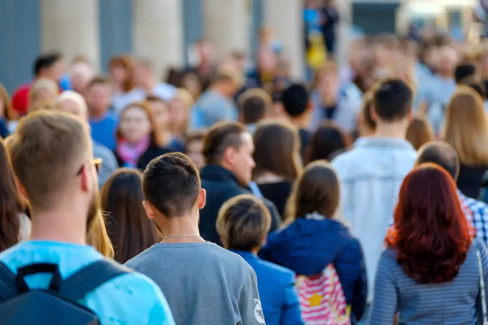 multitud de personas en la calle