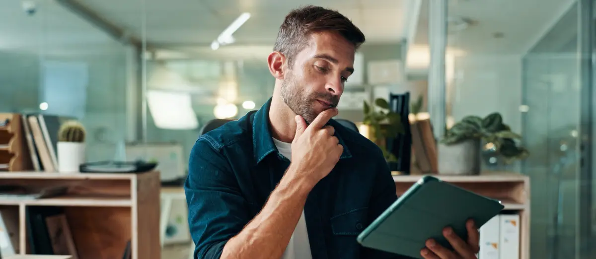 persona leyendo y reflexionando con una tablet