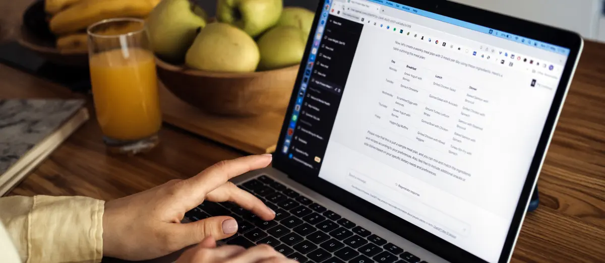 persona trabajando utilizando ChatGPT