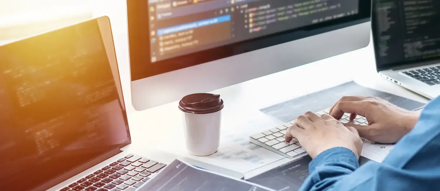 Programador automatizando procesos de negocio