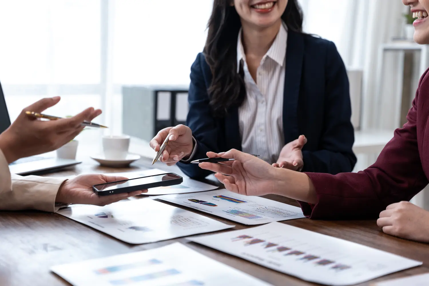 Trabajadores de marketing realizando un plan digital