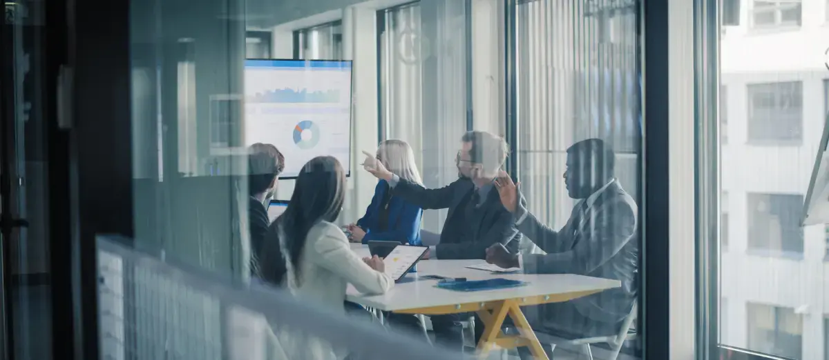 Trabajadores de marketing revisando una estrategia digital